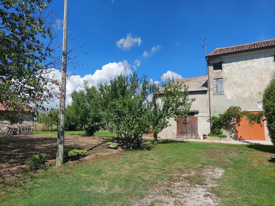 House – Venetian farmhouse for sale in Polesella, Italy
